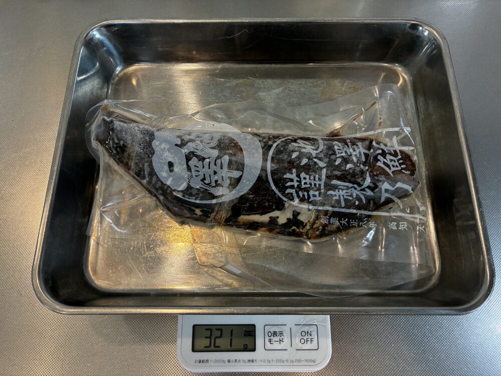 真空パックされた池澤鮮魚の土佐沖日戻りカツオ藁焼き