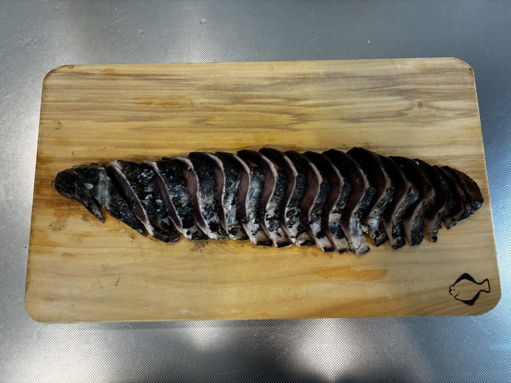 解凍したカツオたたきを1cm幅の厚切りに切り分け終わった様子