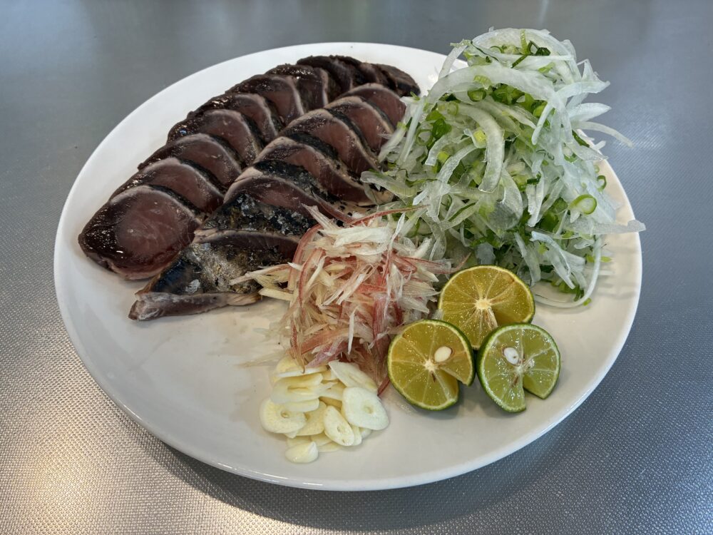 薬味を添えた池澤鮮魚のカツオたたき盛り付け