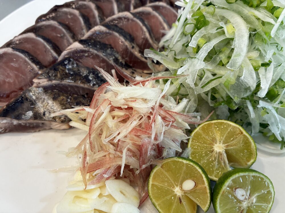 薬味を添えた池澤鮮魚のカツオたたき盛り付け