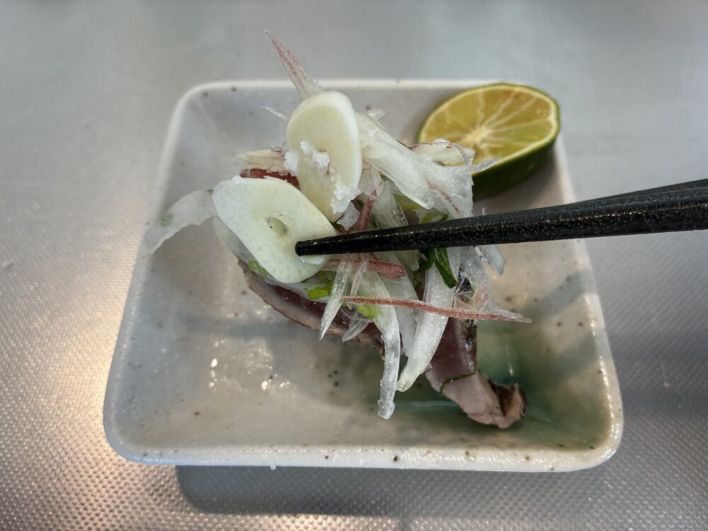 高知県産天日塩を振りかけた池澤鮮魚のカツオたたきと薬味