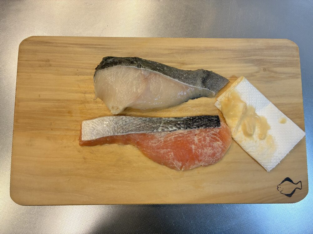 ペーパータオルで西京漬けの味噌を優しくぬぐう下準備