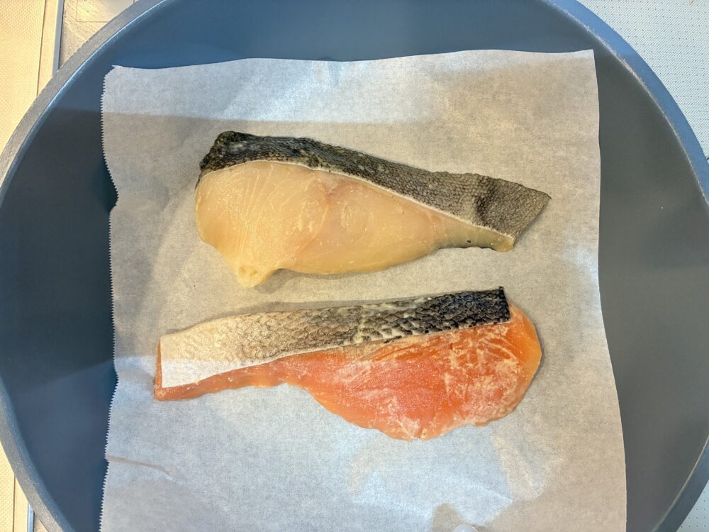 フライパンにクッキングシートを敷いて西京焼きを焼く準備