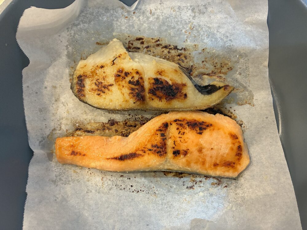フライパンとクッキングシートでふっくら焼いた銀だらとさけの西京焼き