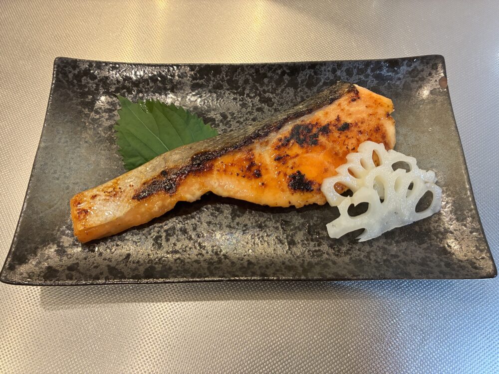 お皿に盛り付けられた京都一の傳「さけ蔵みそ漬」の焼き上がり