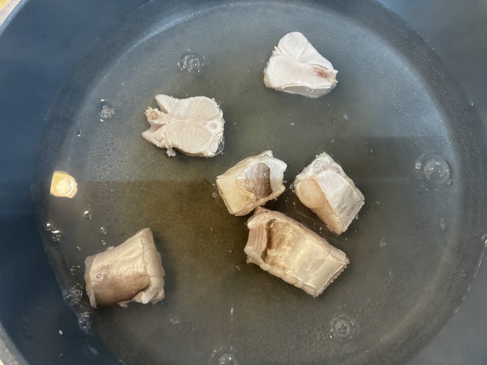 約80~90度のお湯にカワハギをサッと潜らせて霜降りする様子