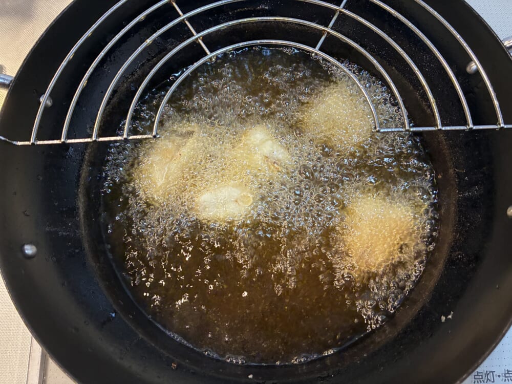 油でカワハギを上げている様子