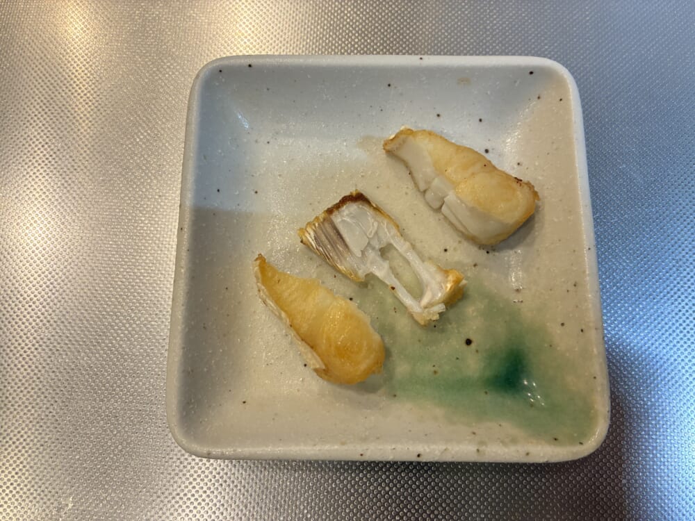 食べやすいように中骨を外したカワハギのから揚げの様子