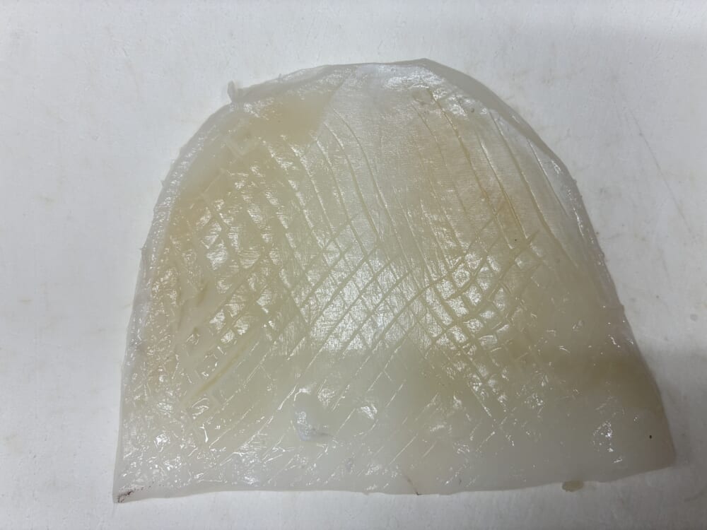 イカフライにした際に噛み切りやすく、油がはねないよう、内側全体に細かく格子状の切り込みが入ったイカの身