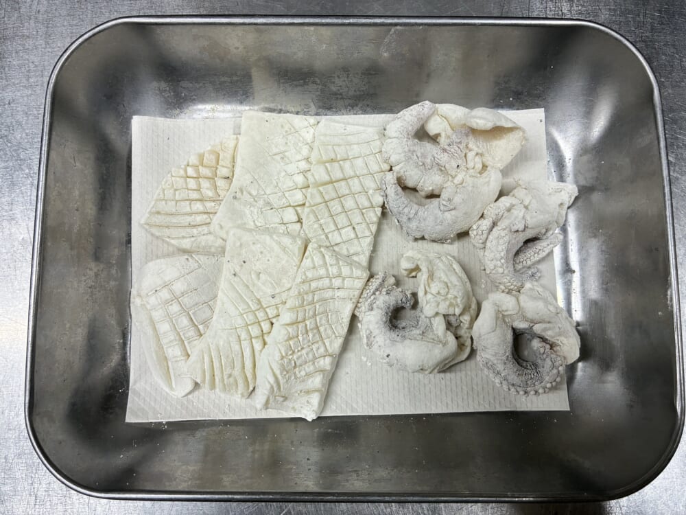 バッター液がしっかり密着するよう、全体にまんべんなくうっすらと小麦粉をまとわせたイカ