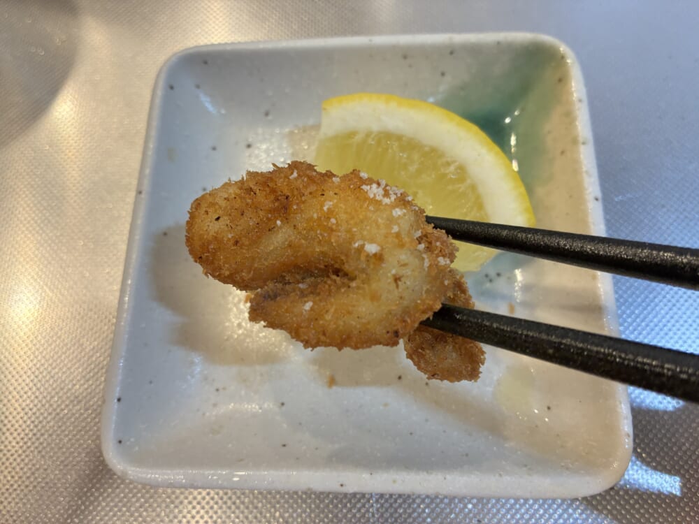 塩とレモンをかけて箸で持ち上げたサクサク食感のイカフライ